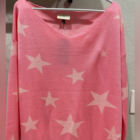 Pink Star wide V sweater. Light weight - Picture 2 of 3